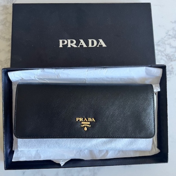 PRADA Saffiano Metal Oro Chain Wallet Black - Picture 4 of 6